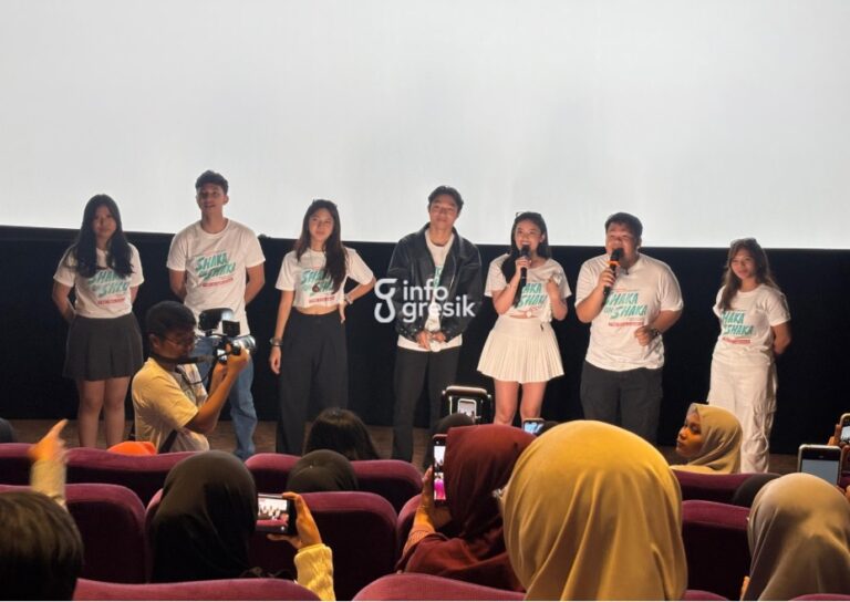 Para pemain film Shaka Oh Shaka saat menyapa penonton di Cinema XXI Gressmall. (Foto: Khanif Rosidin/Infogresik)