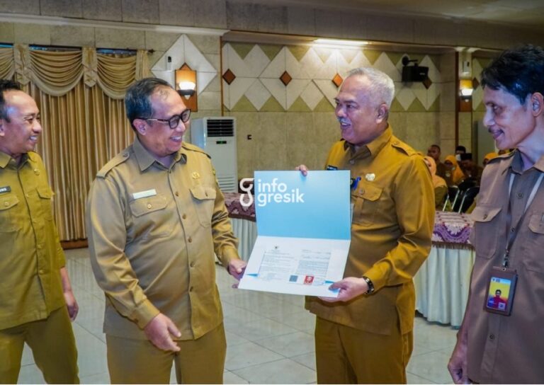Sekda Gresik, Achmad Washil Miftahul Rachman, menyerahkan SK pensiun kepada Kepala Dinas Pertanian Gresik, Eko Anindhito Putro. (Foto: Ist/Infogresik)