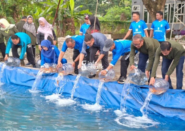 Kepala Cabang Dinas Pendidikan (Cabdindik) Wilayah Gresik, Eko Agus Suwandi, bersama para guru saat melepaskan bibit ikan di kolam lingkungan kantor Cabdindik. (Foto: Ist/Infogresik)