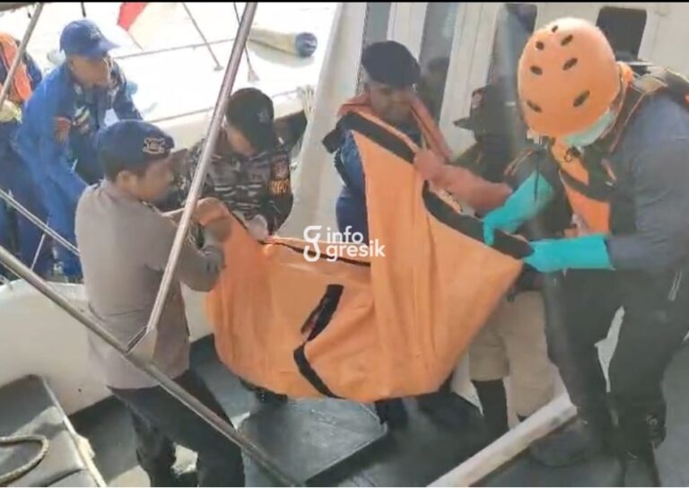 Proses evakuasi korban kecelakaan air di Perairan Lumpur, Kabupaten Gresik. (Foto: Ist/Infogresik)