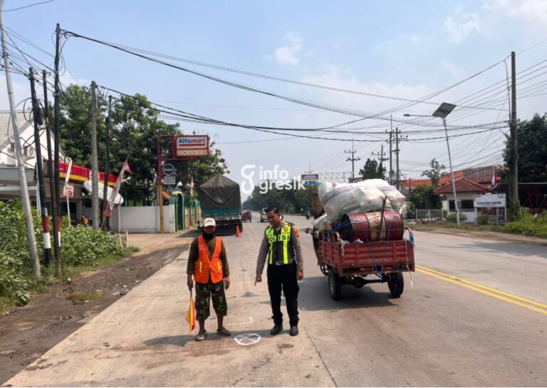 Petugas Satlantas Polres Gresik menunjukkan lokasi kecelakaan di Desa Samirplapan, Kecamatan Duduksampeyan. (Foto: Ist/Infogresik)