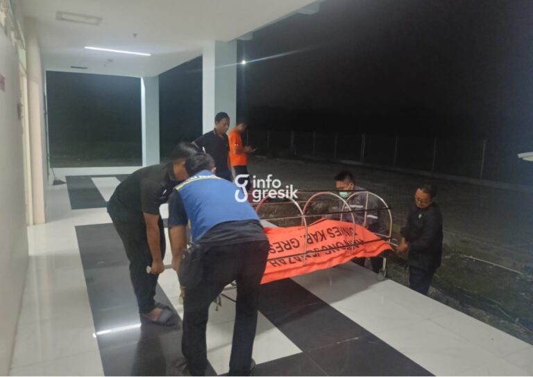 Proses evakuasi jenazah korban RAS (15) di rumah sakit. (Foto: Ist/Infogresik)