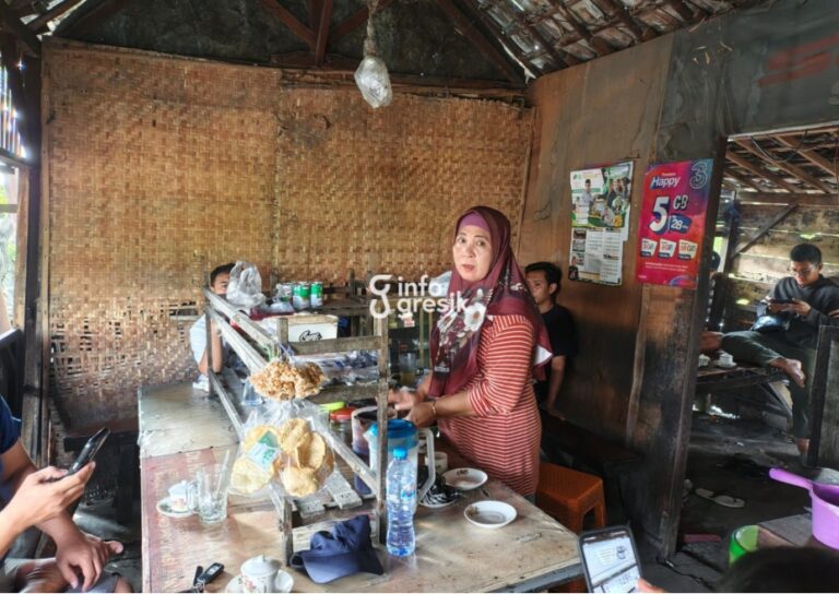 Neng Nur saat menyeduh kopi racikan khas untuk pelanggan di Warkop Makju, Desa Ngawen, Kecamatan Sidayu, Gresik. (Foto: Ist/Infogresik)