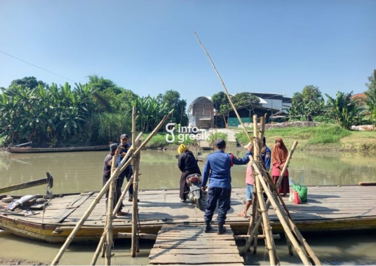 Petugas Damkarla Gresik saat melakukan pengecekan lokasi sepeda motor yang tercebur di penyeberangan perahu tambangan Desa Wringinanom, Kecamatan Wringinanom. (Foto: Ist/Infogresik)