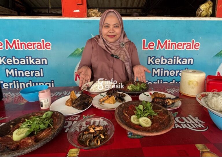 Pengunjung sekaligus Anggota DPRD Gresik, Ricke Mayumi saat menikmati aneka kuliner di Warung Bu Sum. (Foto: Khanif Rosidin/Infogresik)
