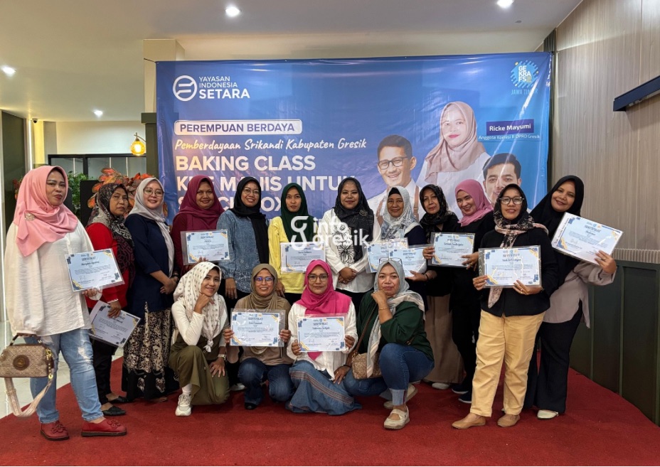 Anggota DPRD Gresik Ricke Mayumi bersama peserta baking class menunjukkan sertifikat usai pelatihan pemberdayaan Srikandi Gekrafs Jatim di Gresik. (Foto: Khanif Rosidin/Infogresik)