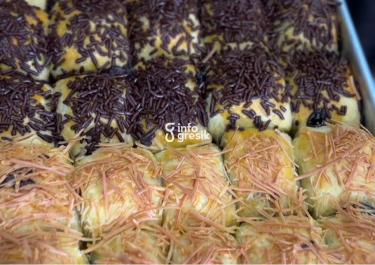 Tampilan bolen pisang varian coklat dan keju hasil kreasi peserta baking class bersama Gekrafs Jatim di Kafe Koromi Gresik. (Foto: Khanif Rosidin/Infogresik)