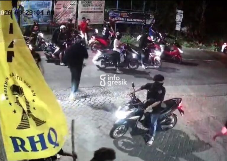 Kondisi serangan pesilat ke Desa Sawo Dukun. (Foto: Ist/Infogresik)