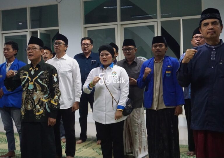 Wakil Ketua Umum PB IKA PMII, Imam Nahrawi, bersama Ketua Umum PB IKA Perempuan sekaligus Komisaris PT Petrokimia Gresik, Luluk Nur Hamidah, berfoto dengan pengurus PMII Gresik dalam peringatan Harlah PMII ke-66 di Kantor MUI Gresik. (Foto: Ist/Infogresik)