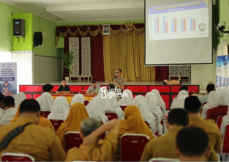 Kanit Kamsel Satlantas Polres Gresik, Ipda Andreas Dwi A., saat memaparkan materi safety riding dan Pertolongan Pertama Gawat Darurat (PPGD) kepada siswa SMA Negeri 1 Gresik. (Foto: Ist/Infogresik)