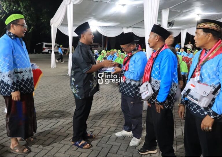 Bupati Gresik Fandi Akhmad Yani didampingi Wakil Bupati Gresik Asluchul Alif saat pelepasan jamaah haji. (Foto: Ist/Infogresik)
