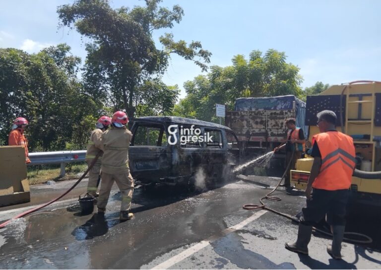 Petugas Damkarla Gresik saat melakukan pemadaman mobil Suzuki Carry Futura yang terbakar di akses Pintu Utama Tol Kebomas, Kecamatan Kebomas, Kabupaten Gresik. (Foto: Ist/Infogresik)