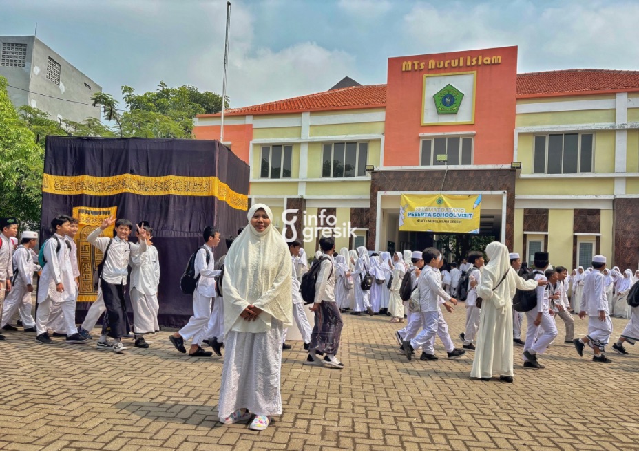 Kepala MTs Nurul Islam Gresik, Luluk Mufidah saat menyaksikan prosesi manasik haji di halaman sekolah. (Foto: Khanif Rosidin/Infogresik)