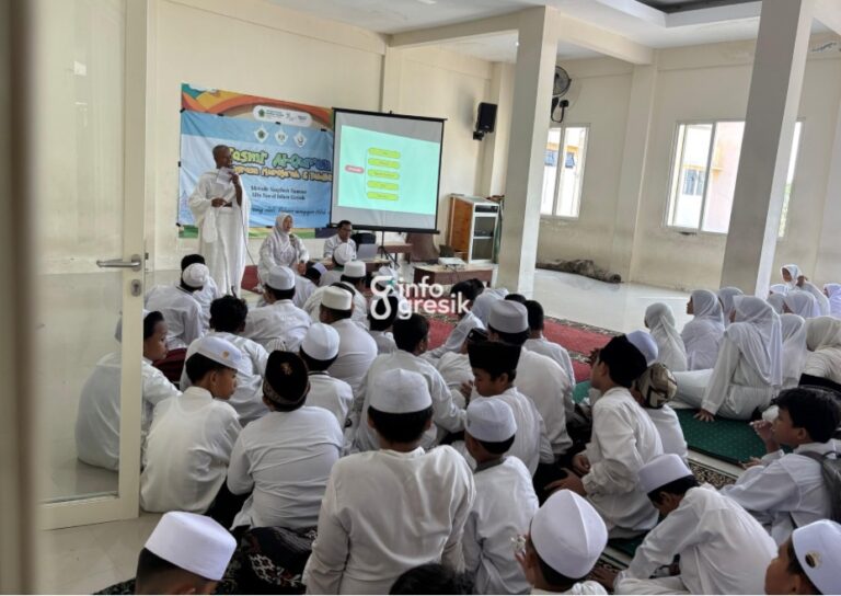 Suasana pengenalan lingkungan sekolah di MTs Nurul Islam Gresik kepada peserta manasik haji. (Foto: Khanif Rosidin/Infogresik)