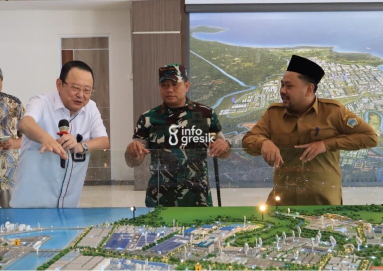 Direktur Utama JIIPE, Bambang Sutiyono (baju putih) saat menjelaskan terkait kawasan JIIPE. (Foto: Ist/Infogresik)