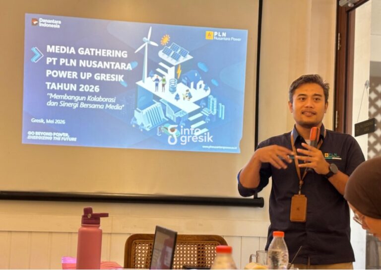 Assistant Manager SDM, Umum & CSR PT PLN Nusantara Power UP Gresik, Arief Wibowo saat menyampaikan kondisi pasokan energi primer dan kesiapan operasional pembangkit dalam kegiatan media gathering. (Foto: Khanif Rosidin/Infogresik)