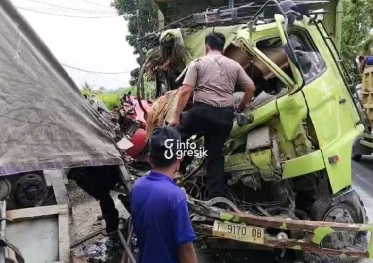 Kapolsek Bungah, AKP Suhari saat mengecek kondisi sopir dump truk yang terlibat kecelakaan di Jalan Raya Desa Kemangi, Kecamatan Bungah, Gresik. (Foto: Ist/Infogresik)