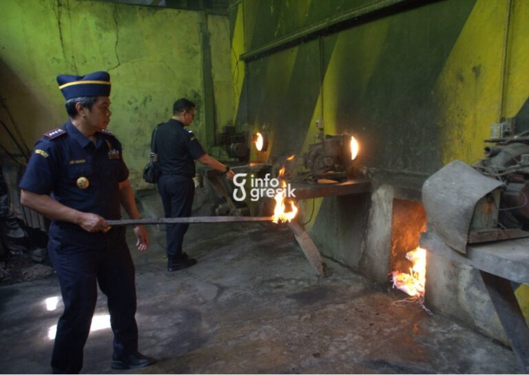Kepala Kantor Bea Cukai Gresik, Asep Munandar saat memusnahkan rokok ilegal. (Foto: Ist/Infogresik)