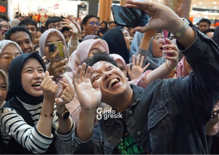 Bayu Skak saat berfoto bersama penggemar dalam acara Meet and Greet film “Sekawan Limo 2: Gunung Klawih” di Gressmall. (Foto: Ist/Infogresik)