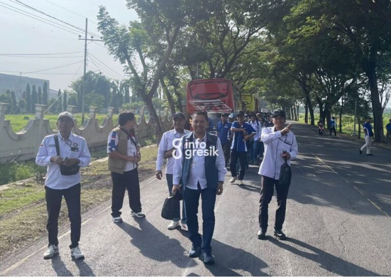 Imam Syaifudin memimpin rombongan buruh Serikat Pekerja Seluruh Indonesia menuju Kabupaten Nganjuk untuk menghadiri peresmian Monumen Marsinah. (Foto: Ist/Infogresik)