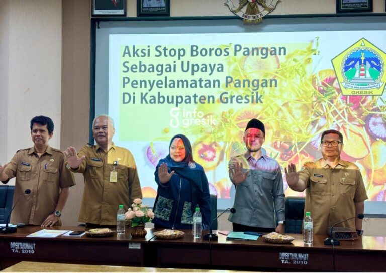 Anggota Komisi 2 DPRD Kabupaten Gresik, Muhammad Ainul Yaqin dan Ricke Mayumi bersama Kepala Dinas Pertanian Kabupaten Gresik Eko Anindito Putro saat kegiatan Aksi Stop Boros Pangan. (Foto: Khanif Rosidin/Infogresik)