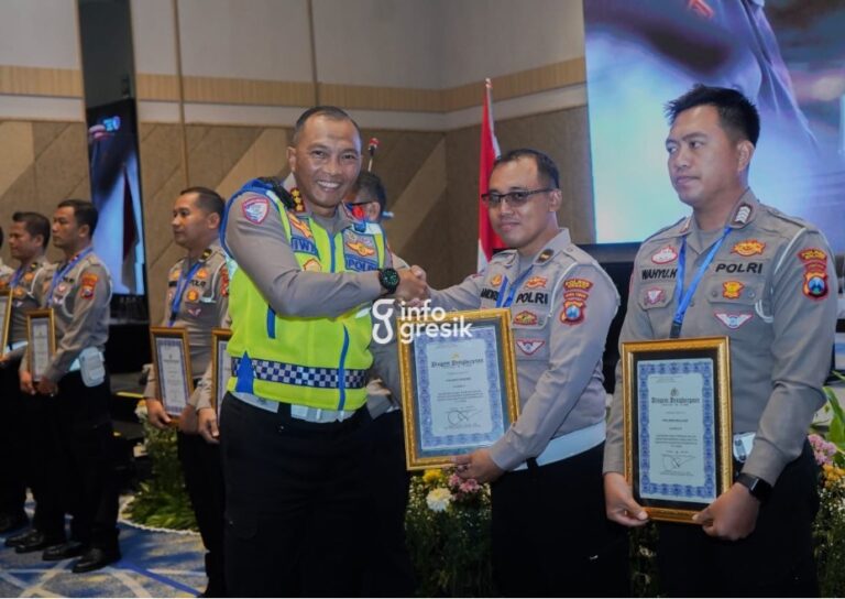 Fokus Keselamatan Angkutan Umum, Video Rampcheck Satlantas Polres Gresik Raih Juara 1 se-Jatim Direktur Lalu Lintas Polda Jawa Timur, Kombes Pol Iwan Saktiadi, menyerahkan piagam penghargaan kepada Ipda Andreas yang mewakili Kasat Lantas Polres Gresik, AKP Nur Arifin. (Foto: Ist/Infogresik)