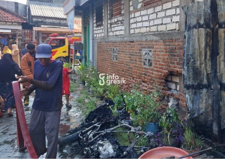 Penampakan sepeda motor Honda PCX yang terbakar di Desa Gedangkulud, Kecamatan Cerme. (Foto: Ist/Infogresik)