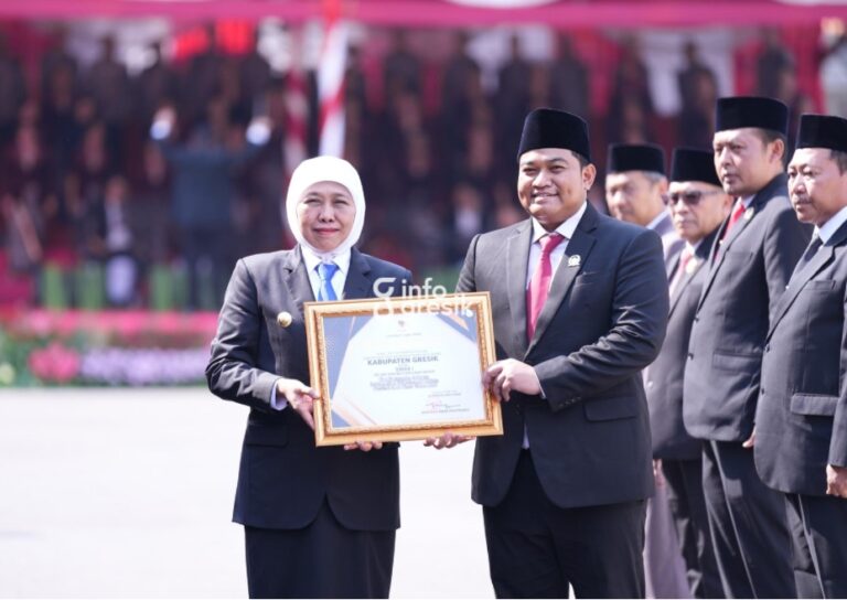 Sukses Tingkatkan Transparansi, DPRD Gresik Sabet Penghargaan JDIH Terbaik I Jatim Gubernur Jawa Timur, Khofifah Indar Parawansa, menyerahkan penghargaan JDIH kepada Ketua DPRD Gresik, Muhammad Syahrul Munir, di Gedung Grahadi, Surabaya. (Foto: Ist/Infogresik)