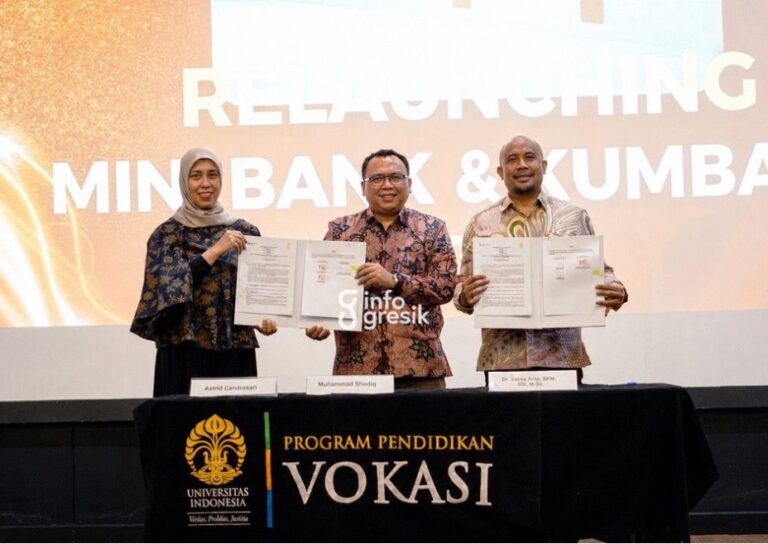 CIMB Niaga Hadirkan Mini Banking Simulator di Vokasi UI untuk Dongkrak Literasi Keuangan Mahasiswa Penandatanganan nota kesepahaman (MoU) dan penyerahan donasi secara simbolis oleh Head of Talent Factory and Learning Capability Development CIMB Niaga, Muhammad Shodiq; Direktur Program Pendidikan Vokasi UI, Dr Safrin Arifin SSt, SKM, MSc; dan Community Development Head CIMB Niaga, Astrid Candrasari. (Foto: Ist/Infogresik)