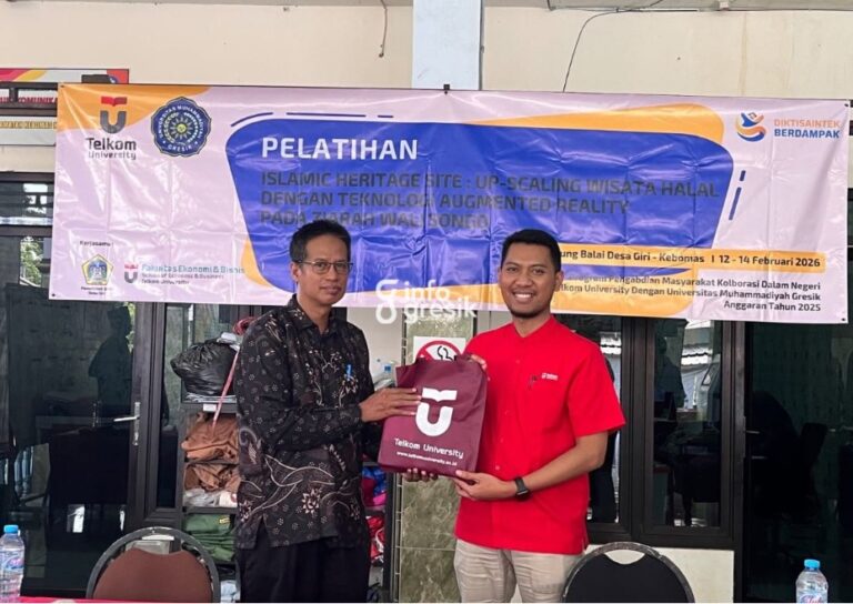 Makam Sunan Giri Hadirkan Aplikasi AR, Peziarah Bisa Lihat Rekonstruksi 3D Giri Kedaton Lewat Gawai Ketua Tim Abdimas sekaligus Dosen Telkom University, Abdurrahman Faris, bersama Kepala Desa Giri, Khusnul Falach. (Foto: Ist/Infogresik)