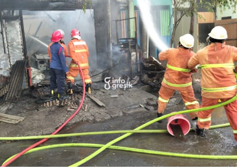 Korsleting Listrik Sambar Bensin, Usaha Tambal Ban di Manyar Gresik Hangus Terbakar Petugas Damkarla Gresik saat memadamkan api di kios tambal ban dan bensin eceran di Desa Roomo, Kecamatan Manyar. (Foto: Ist/Infogresik)