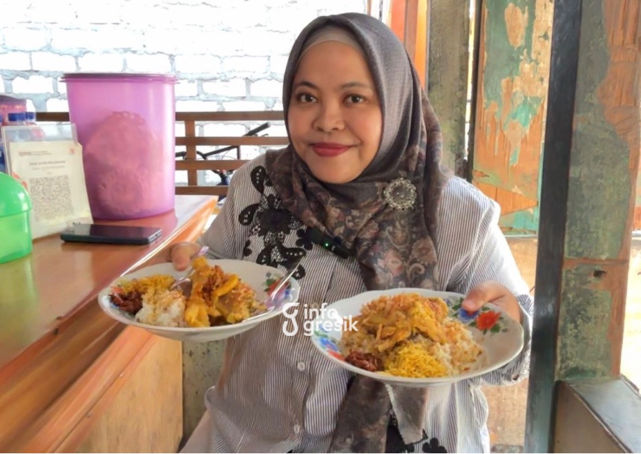 Pelanggan sekaligus Anggota DPRD Gresik, Ricke Mayumi, menunjukkan Kare Ayam Bu Mani. (Foto: Khanif Rosidin/Infogresik)