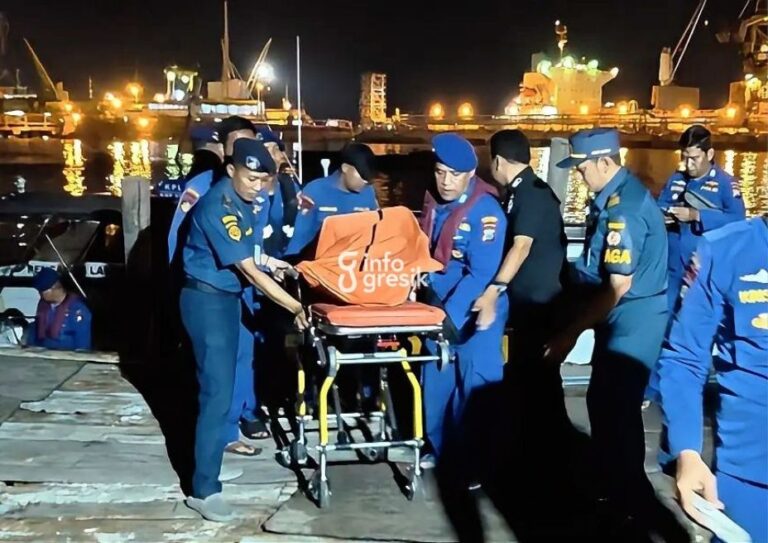 Petugas Satpolairud Polres Gresik saat mengevakuasi korban tenggelam di perairan Gresik. (Foto: Ist/Infogresik)