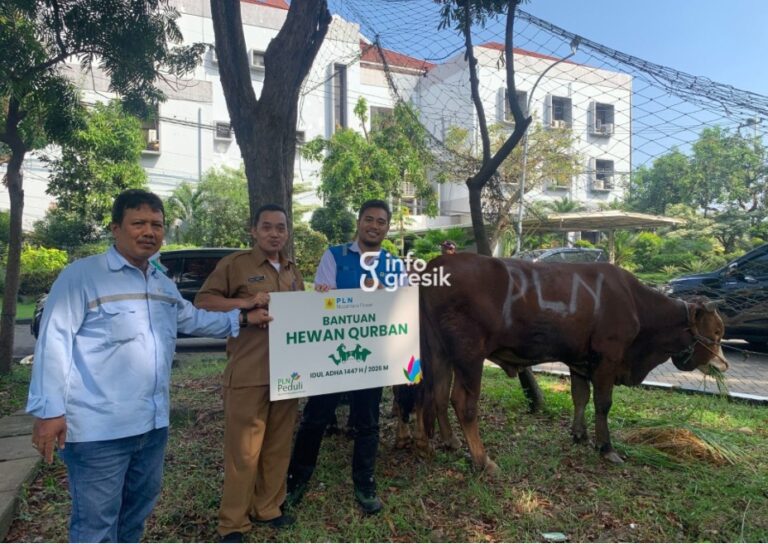 Asman SDM Umum CSR PLN NP UP Gresik, Arif Wibowo, saat menyerahkan bantuan hewan kurban kepada Kabag Kesra Pemkab Gresik, Jusuf Ansori. (Foto: Ist/Infogresik)