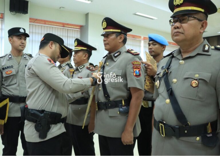 Penyegaran Jajaran Kapolsek Polres Gresik, Kebomas hingga Driyorejo Berganti Pimpinan Kapolres Gresik AKBP Ramadhan Nasution saat memimpin sertijab Kapolsek Kebomas. (Foto: Ist/Infogresik)