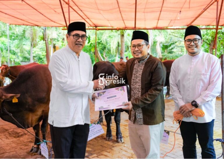 Direktur Utama Petrokimia Gresik, Daconi Khotob, saat menyerahkan bantuan hewan kurban kepada masyarakat dalam rangka Iduladha 1447 H. (Foto: Istimewa/Infogresik)