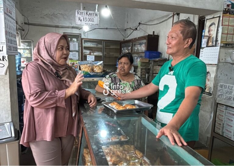 Anggota DPRD Gresik, Ricke Mayumi saat berbincang dengan pemilik Kurnia Jaya, Sukahar Widjaja. (Foto: Khanif Rosidin/Infogresik)