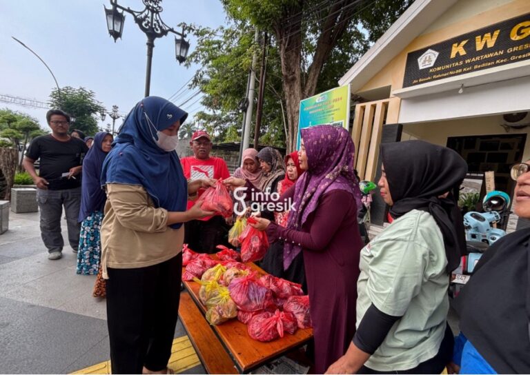 Rutin Tiap Iduladha, Komunitas Wartawan Grissee Tebar Manfaat Lewat Daging Kurban Istri Ketua KWGe bersama ibu-ibu saat menyalurkan daging kurban kepada warga di sekitar kantor KWGe. (Foto: Khanif Rosidin/Infogresik)