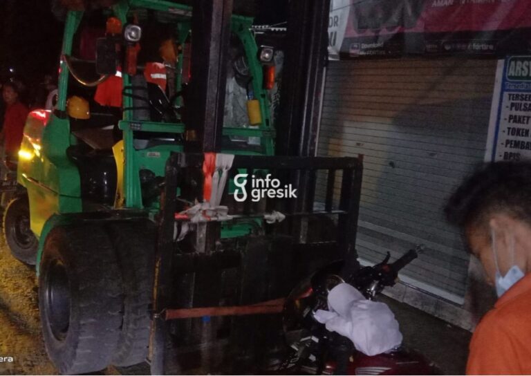 Kondisi sepeda motor Honda Beat yang mengalami kerusakan parah usai menabrak forklift di Jalan Raya Gading, Desa Cangkir, Kecamatan Driyorejo. (Foto: Ist/Infogresik)