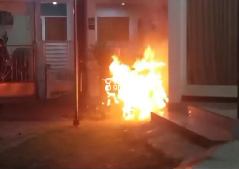 Kondisi sepeda motor milik Faeza Fahri Nugraha yang terbakar di Jalan Taman Enggano, Perumahan GKB, Desa Randuagung, Kecamatan Kebomas. (Foto: Ist/Infogresik)
