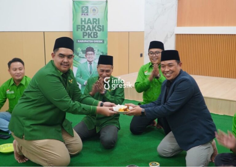 Ketua DPC PKB Gresik Much Abdul Qodir menyerahkan tumpeng kepada Anggota Fraksi PKB Ainul Yaqin Tirta Saputra saat peluncuran program Hari Fraksi di Kantor DPC PKB Gresik. (Foto: Ist/Infogresik)