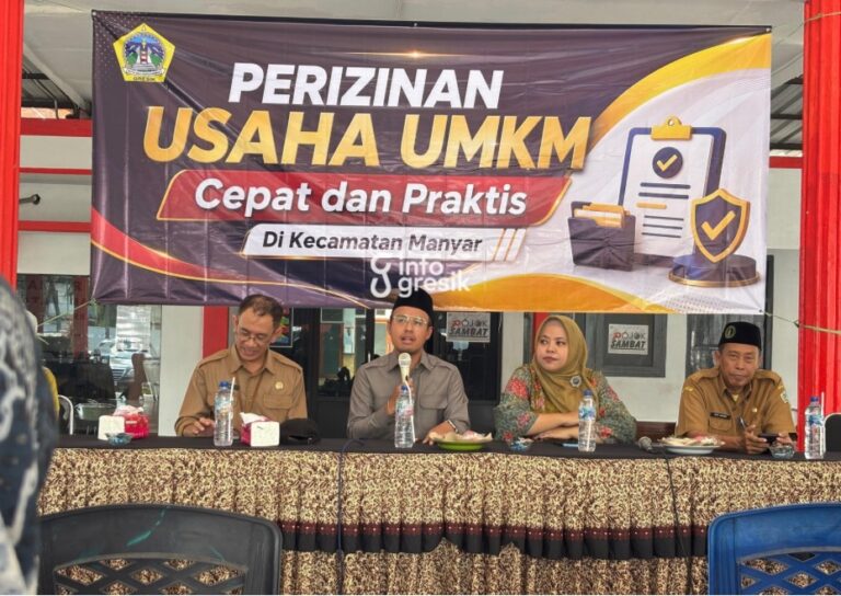 Anggota DPRD Gresik Komisi II, Muhammad Ainul Yaqin, saat memberikan materi kepada pelaku UMKM dalam kegiatan layanan perizinan usaha di Kecamatan Manyar. (Foto: Khanif Rosidin/Infogresik)