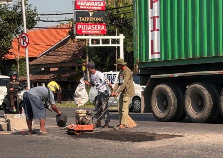 Sering Bikin Pengendara Jatuh, Tim Mas Kaji Ain Tambal Mandiri Jalan Nasional Berlubang di Manyar Tim Mas Kaji Ain melakukan penambalan jalan berlubang di kawasan putaran balik (u-turn) Jalan Raya Manyar, dekat Lapangan Sepak Bola Manyar, Senin (1/6/2026). (Foto: Ist/Infogresik)