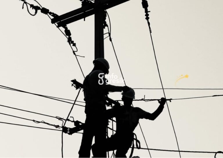 Ilustrasi perbaikan jaringan listrik oleh petugas PLN. (Foto: Canva/Infogresik)