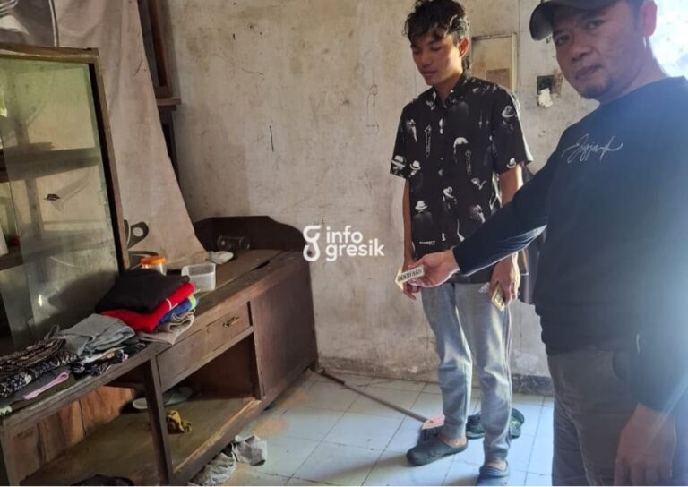 Petugas Polsek Manyar menunjukkan lokasi terjadinya pencurian sepeda motor di mess Sinar Motor Car Wash, Kecamatan Manyar. (Foto: Ist/Infogresik)