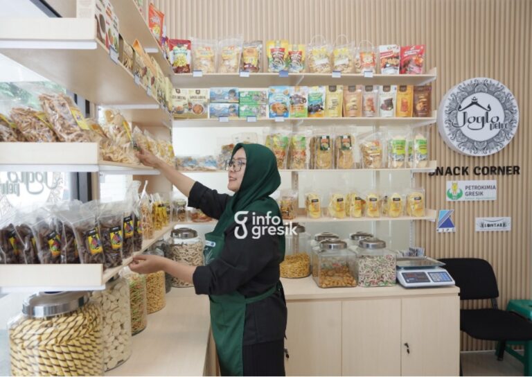 Warga Kelurahan Ngipik, Kecamatan Gresik, Siti Nur Afidah menunjukkan aneka produk minuman tradisional dan makanan ringan hasil usahanya yang berkembang melalui Program Lontar PT Petrokimia Gresik. (Foto: Ist/Infogresik)
