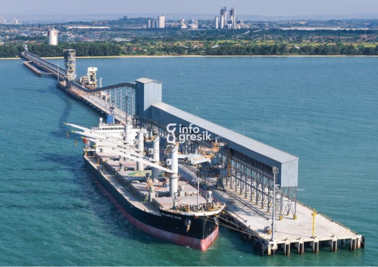 Ekspansi Global, SIG Targetkan Ekspor 450 Ribu Ton Semen Khusus ke Amerika Serikat Pengisian semen tipe khusus SIG ke palka kapal kargo di fasilitas dermaga dan produksi ekspor SIG di Tuban, Jawa Timur. (Foto: Ist/Infogresik)