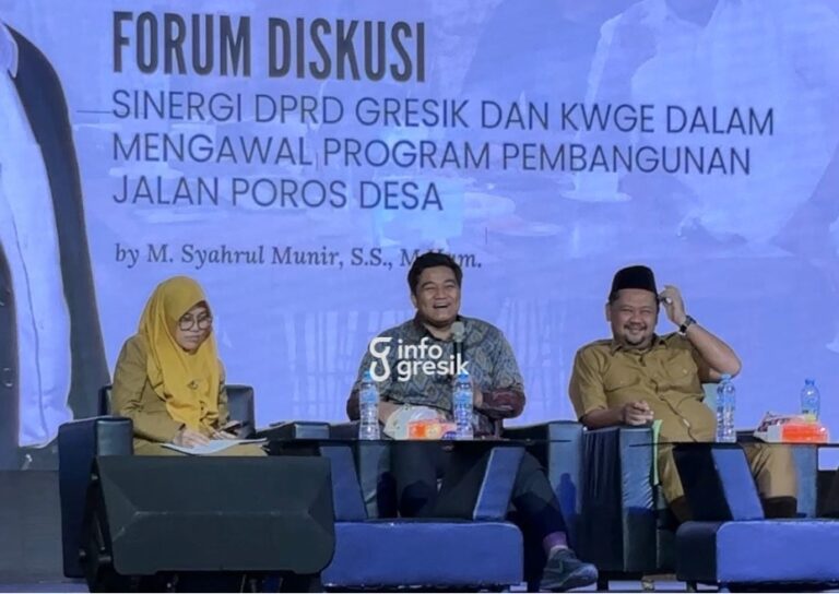 Ketua DPRD Gresik, M. Syahrul Munir, saat menjadi narasumber dalam dialog publik bertema “Sinergi DPRD Gresik dan KWGe dalam Mengawal Jalan Poros Desa” di Gedung Nasional Indonesia (GNI), Gresik, Selasa (2/6/2026). (Foto: Khanif Rosidin/Infogresik)