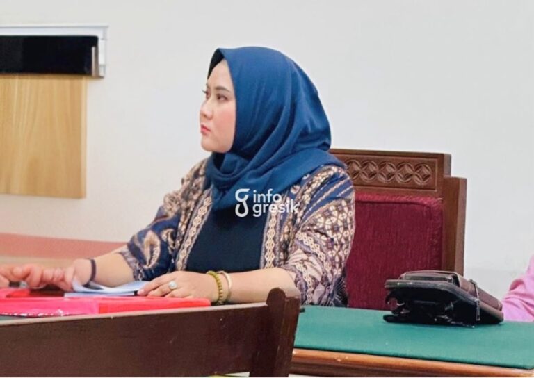Kuasa hukum tersangka kasus dugaan penipuan SK ASN palsu di Gresik, Debby Puspita Sari, S.H., saat memberikan keterangan terkait perkembangan perkara yang menyeret kliennya, AN. (Foto: Ist/Infogresik)