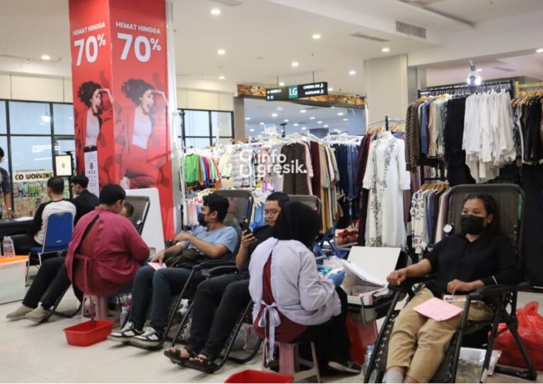 Bantu Pasokan Stok Darah PMI, CSR Gressmall Berhasil Himpun 60 Pendonor Sejumlah peserta mengikuti kegiatan donor darah yang digelar Gressmall bekerja sama dengan PMI Kabupaten Gresik di Lantai LG Gressmall, Sabtu (13/6/2026). (Foto: Ist/Infogresik)